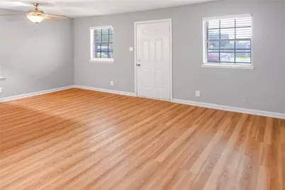 211 W F Street #211, La Porte, TX 77571 - Photo 6