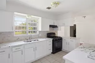 5622 Woodgreen St, Houston, TX 77033 - Photo 6