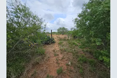 608 Country Breeze, Floresville, TX 78114 - Photo 10