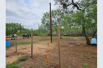 608 Country Breeze, Floresville, TX 78114 - Photo 16