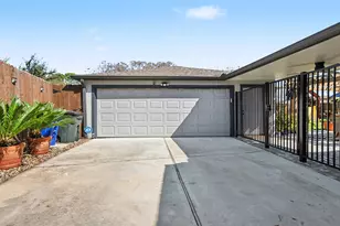 10718 Longmont Dr, Houston, TX 77042 - Photo 32