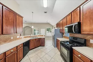 2225 Highland Hills Dr, Conroe, TX 77304 - Photo 2