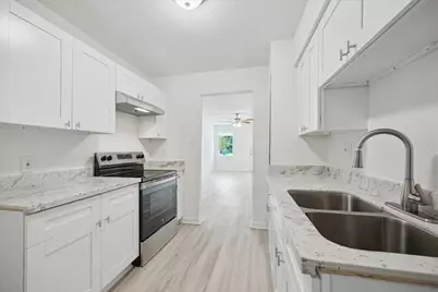 5111 Clover Street #B, Houston, TX 77033 - Photo 4