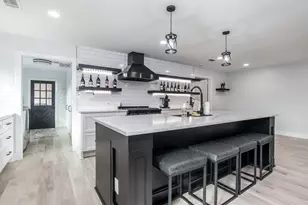 712 Clarence St, Tomball, TX 77375 - Photo 2