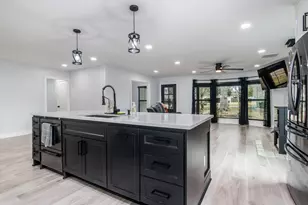 712 Clarence St, Tomball, TX 77375 - Photo 4