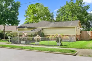 15 E Sterling St, Baytown, TX 77520 - Photo 2