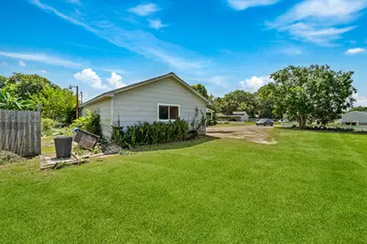 401 Lee Avenue, Anahuac, TX 77514 - Photo 6