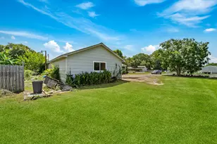 401 Lee Ave, Anahuac, TX 77514 - Photo 6