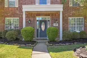 13526 Robin Hill Ct, Houston, TX 77059 - Photo 2