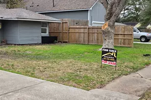 5823 Lyndhurst Dr E, Houston, TX 77033 - Photo 4