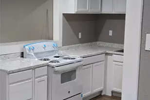 5823 Lyndhurst Dr E, Houston, TX 77033 - Photo 6