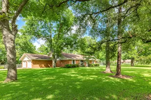 120 Southern Oaks Dr, Lake Jackson, TX 77566 - Photo 1