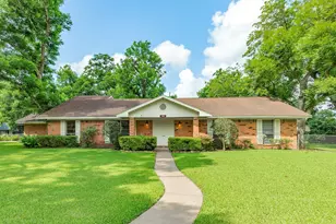120 Southern Oaks Dr, Lake Jackson, TX 77566 - Photo 2