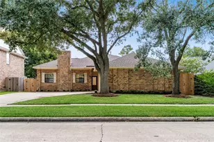 210 Mill Trail Dr, Sugar Land, TX 77498 - Photo 2