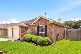 8226 Mandalay Bay Dr, Baytown, TX 77523 - Photo 2
