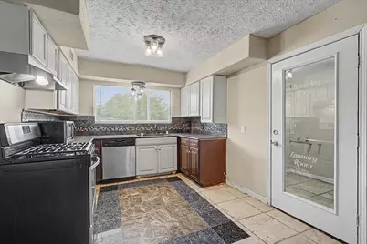 2211 Bonita Way, Baytown, TX 77520 - Photo 10