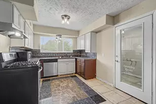 2211 Bonita Way, Baytown, TX 77520 - Photo 10
