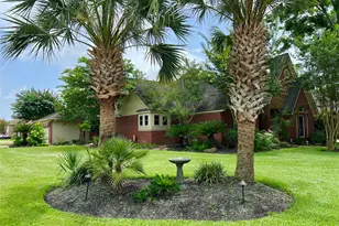 51 S Trillium Ct, Lake Jackson, TX 77566 - Photo 2