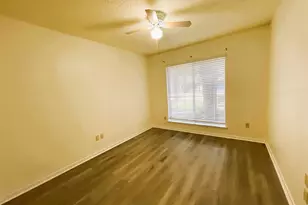 107 S Village Knoll Cir, The Woodlands, TX 77381 - Photo 12