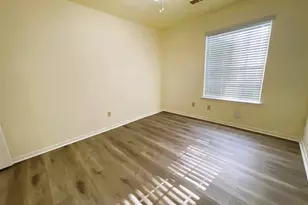 107 S Village Knoll Cir, The Woodlands, TX 77381 - Photo 8