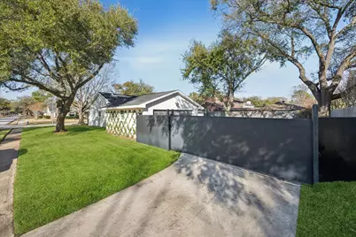 10739 Longmont Drive, Houston, TX 77042 - Photo 32