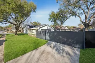 10739 Longmont Dr, Houston, TX 77042 - Photo 32