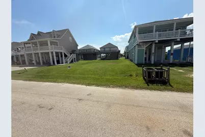 979 Crane, Crystal Beach, TX 77650 - Photo 4