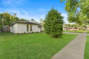 2322 Aprilmont Dr, Sugar Land, TX 77498 - Photo 4
