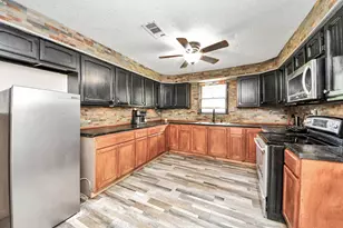 204 S 4th St, Alvin, TX 77511 - Photo 14