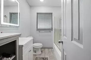 6023 Pineshade Ln, Houston, TX 77008 - Photo 8