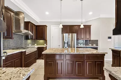 1902 Creekwood Lane, Friendswood, TX 77546 - Photo 4