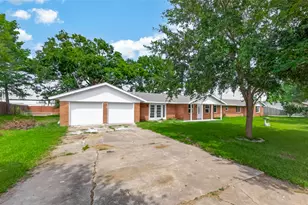 18219 Kings Lynn St, Webster, TX 77058 - Photo 2