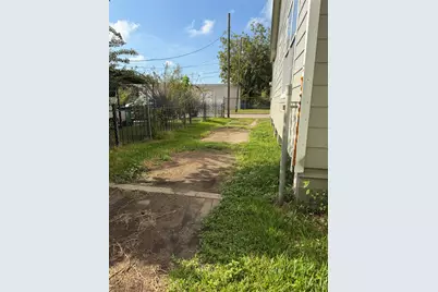 110 W Hunnicutt Street, Baytown, TX 77520 - Photo 12