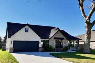 443 Wellshire Dr, West Columbia, TX 77486 - Photo 2