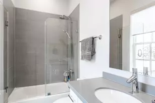 10939 Grove Tree Ln, Houston, TX 77043 - Photo 26