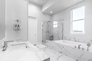 10939 Grove Tree Ln, Houston, TX 77043 - Photo 30