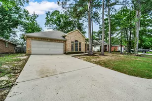 1748 Hazelwood St, Conroe, TX 77301 - Photo 2