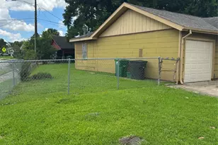 1407 Silverdale, Houston, TX 77029 - Photo 2