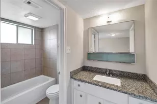 11862 S Evelyn Cir, Houston, TX 77071 - Photo 10