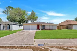 11862 S Evelyn Cir, Houston, TX 77071 - Photo 1