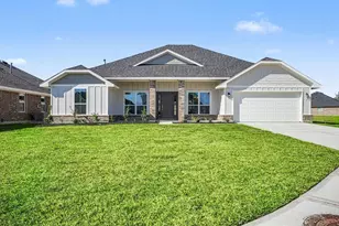 10 Keystone Ct, Angleton, TX 77515 - Photo 1