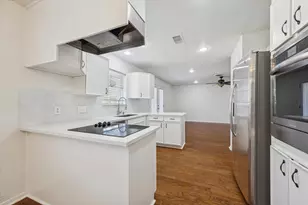 9642 Judalon Ln, Houston, TX 77063 - Photo 10