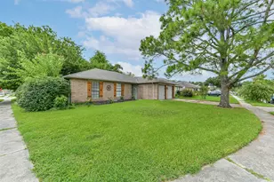 2422 Pilgrims Bend Dr, Friendswood, TX 77546 - Photo 2