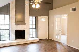 17 Regency Ln, Houston, TX 77088 - Photo 4