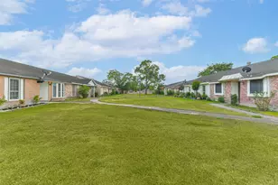 6853 Chasewood Dr, Houston, TX 77489 - Photo 2