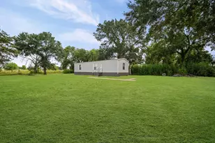 423 Silliman St, Sealy, TX 77474 - Photo 2