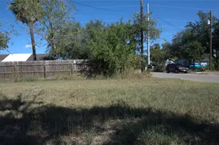 205 E Elliott St, Beeville, TX 78102 - Photo 8