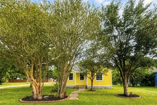 1109 4th St, Palacios, TX 77465 - Photo 2