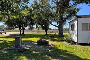 5922 Railroad St, Wallis, TX 77485 - Photo 18