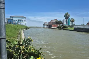 111 Kona Dr, Tiki Island, TX 77554 - Photo 6